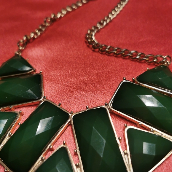 Green statement necklace - Picture 3 of 4